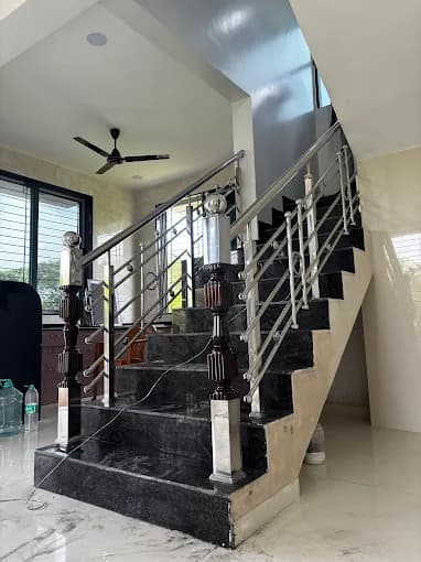 SS Staircase Railing with Decorative Pillars
